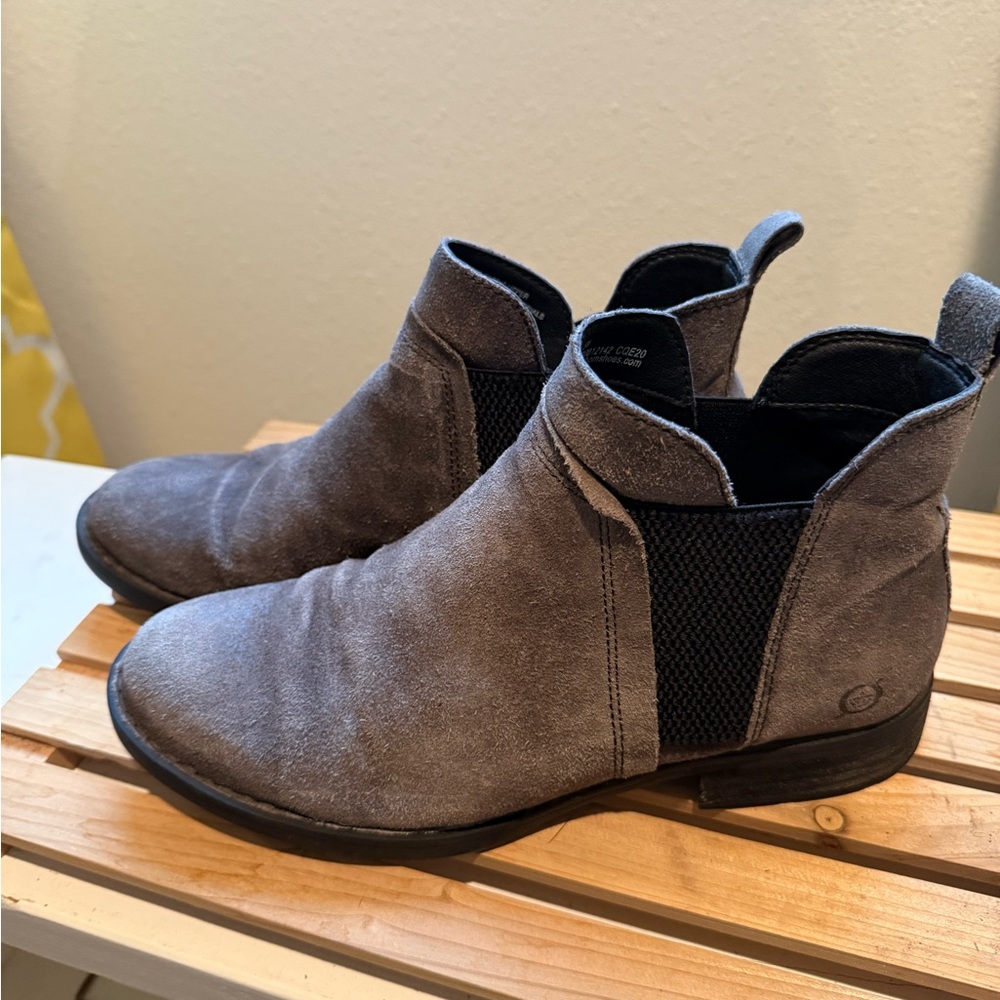 Born Cove Women’s Gray Suede Ankle Boots sz 8